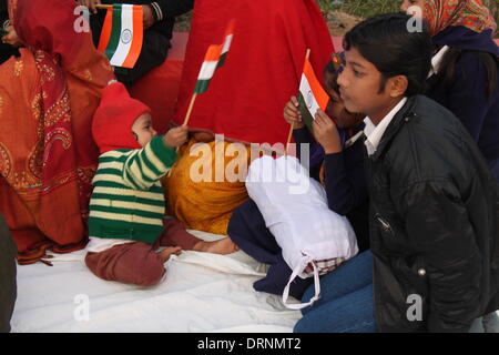 Gandhi Maidan, Patna, Bihar, Inde, 30 janvier 2014. Les enfants s'amusent comme Biharis hommage au Mahatma Gandhi, jeudi après-midi à l'occasion du 67e anniversaire de la mort de Mahatma Gandhi le 30 janvier 2014. La soirée événement musical organisé par Bharatiya Jananatya Sanghya que pour célébrer la Journée des martyrs et de protestation à tendance de plus en plus de violence et de non-tolérance. Ces différents programmes sont exécutés dans le Bihar à commémorer aujourd'hui Gandhi. Credit : Rupa Ghosh/Alamy Live News. Banque D'Images