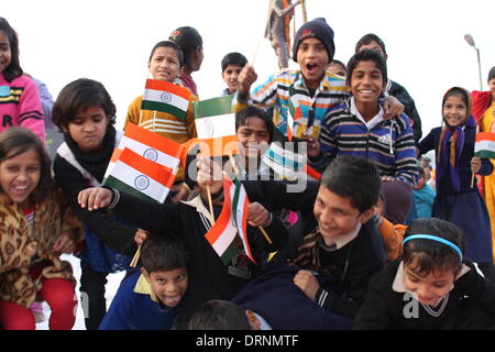 Gandhi Maidan, Patna, Bihar, Inde, 30 janvier 2014. Les enfants s'amusent comme Biharis hommage au Mahatma Gandhi, jeudi après-midi à l'occasion du 67e anniversaire de la mort de Mahatma Gandhi le 30 janvier 2014. La soirée événement musical organisé par Bharatiya Jananatya Sanghya que pour célébrer la Journée des martyrs et de protestation à tendance de plus en plus de violence et de non-tolérance. Ces différents programmes sont exécutés dans le Bihar à commémorer aujourd'hui Gandhi. Credit : Rupa Ghosh/Alamy Live News. Banque D'Images