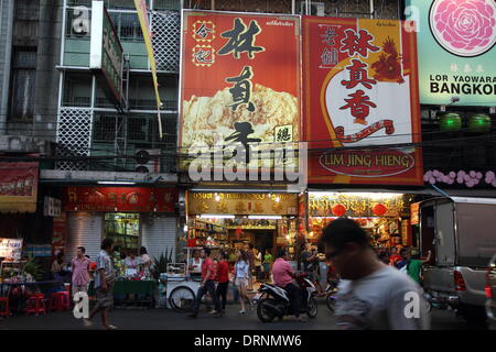 Bangkok , Thaïlande 30 janvier 2014. Chinese food shop sellling cadeaux du Nouvel an chinois sur Yaowarat Road. Nouvel An Chinois célèbrent aujourd'hui et bienvenue l'année du cheval . Des manifestations sont prévues à l'échelle de la ville comme la Thaïlande est élection générale qui aura lieu le 2 février a été enveloppé dans la controverse. Banque D'Images