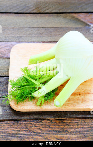 Le fenouil sur le conseil de cuisine, de l'alimentation libre Banque D'Images