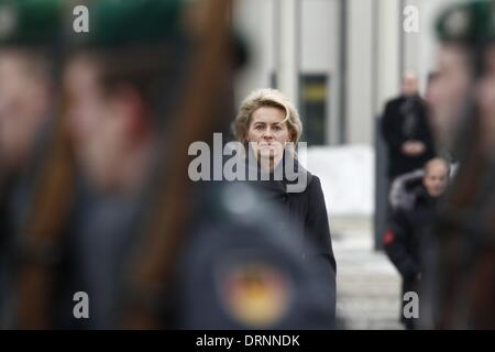 Berlin, Allemagne. 30Th Jan, 2014. Ursula von der Leyen (CDU), Ministre de la Défense, reçoit le ministre de la Défense israélien, Mosche ''Boogie'' Jaalon, avec avec honneurs militaires et de donner un joint les déclarations à la presse, à Berlin, Allemagne, le 30 janvier 2014. / Photos : Ursula von der Leyen (CDU), Ministre de la Défense. © Reynaldo Paganelli/NurPhoto ZUMAPRESS.com/Alamy/Live News Banque D'Images