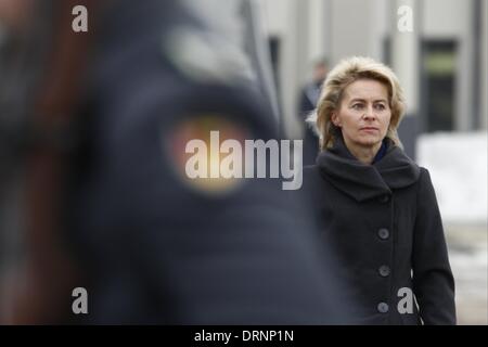 Berlin, Allemagne. 30Th Jan, 2014. Ursula von der Leyen (CDU), Ministre de la Défense, reçoit le ministre de la Défense israélien, Mosche ''Boogie'' Jaalon, avec avec honneurs militaires et de donner un joint les déclarations à la presse, à Berlin, Allemagne, le 30 janvier 2014. / Photos : Ursula von der Leyen (CDU), Ministre de la Défense. © Reynaldo Paganelli/NurPhoto ZUMAPRESS.com/Alamy/Live News Banque D'Images