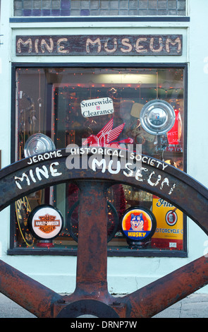 Roue de poulie de chantiers d'en face de l'Jerome Historical Society, Musée de la mine. Banque D'Images