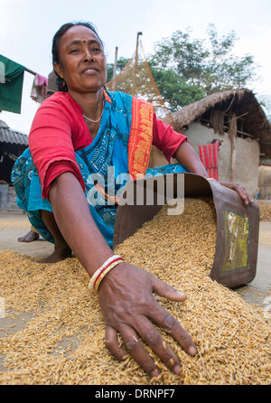 Les villageois dans un village agricole de subsistance à distance sur une île dans les Sunderbans, le delta du Gange dans l'Est de l'Inde Banque D'Images