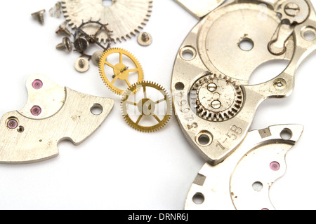 Détails Clockwork sur le livre blanc fond isolé Banque D'Images