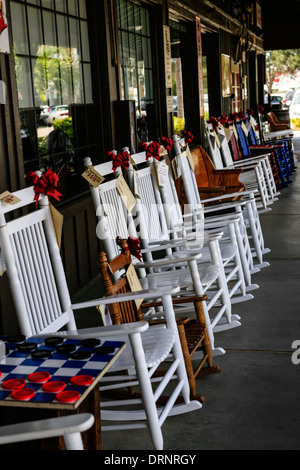 Old fashioned style Quaker chaises à bascule pour la vente à l'extérieur un magasin en Floride Banque D'Images