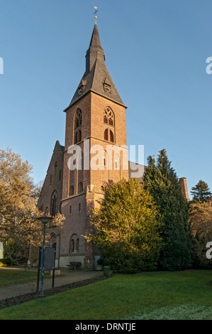 Église dans le village d'Borschemich voué, bientôt de devenir une victime de l'approche de mine à ciel ouvert Garzweiler II, de l'Allemagne. Banque D'Images