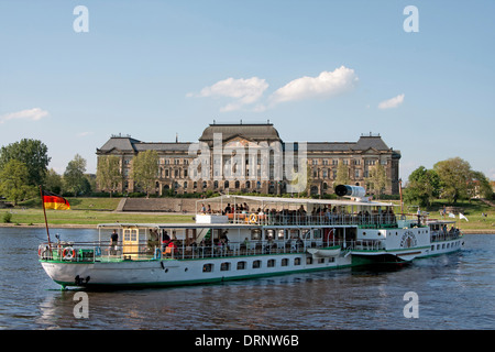 Elbe avec palettes de streamer et saxon, ministère des finances, Dresde, Saxe, Allemagne Banque D'Images