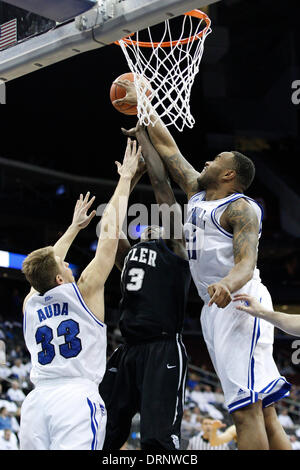 Newark, New Jersey, USA. 29 janvier, 2014. Centre Seton Hall Pirates Teague (21 gènes) bloque la balle par Butler Bulldogs avant Khyle Marshall (23) avec la Seton Hall Pirates avant Patrik Auda (33) près d'eux au cours de la jeu de basket-ball de NCAA entre les Bulldogs de Butler et la Seton Hall Pirates au Prudential Center de Newark, New Jersey. Les Bulldogs de Butler a gagné 64-57. © Cal Sport Media/Alamy Live News Banque D'Images
