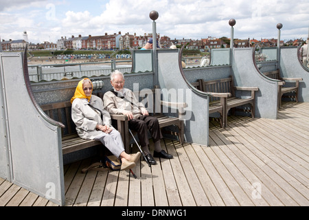 Deux pensionnés le soleil brille. Banque D'Images