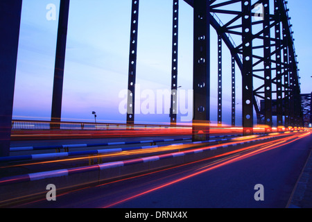 Des sentiers de lumière sur le pont au crépuscule Banque D'Images