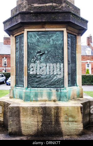 Un côté du monument aux morts par la cathédrale de Gloucester illustrant la campagne de Gallipoli de 1915. Banque D'Images