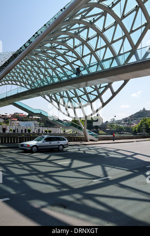 Le Pont de la paix, Tbilissi, Géorgie - 19 août 2013 Banque D'Images