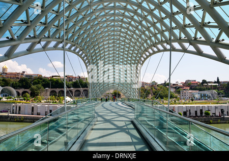 Le Pont de la paix, Tbilissi, Géorgie - 19 août 2013 Banque D'Images