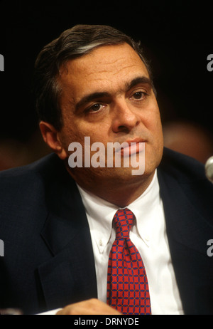 WASHINGTON, DC, USA - 1997/05/06 : Le directeur de la CIA George Tenet désigner témoigne devant le Comité du renseignement du Sénat audition sur sa nomination au Capitole le 6 mai 1997 à Washington, DC. (Photo de Richard Ellis) Banque D'Images