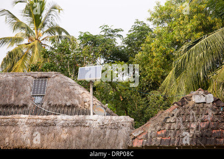 Une cabane de torchis avec un petit panneau solaire dans les Sunderbans, une zone de basse altitude du delta du Gange dans l'Est de l'Inde, Banque D'Images