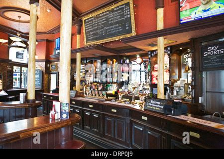 La maison ronde pub, 1 Garrick Street, Covent Garden, Londres, Royaume-Uni. Vue de l'intérieur de bar et de robinets. Pub anglais de l'intérieur. London Pub Bar. Banque D'Images