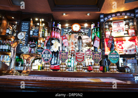 La maison ronde pub, 1 Garrick Street, Covent Garden, Londres, Royaume-Uni. Vue de l'intérieur et bar robinets : London Pride. London Pub Bar. Banque D'Images