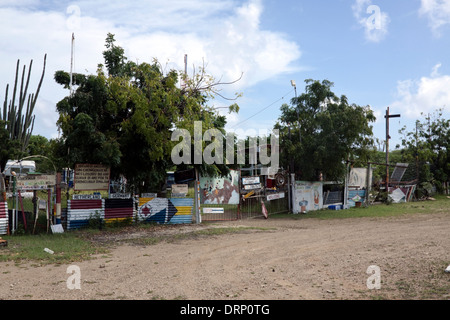 Drapeaux du monde peints sur le long de la route d'acier ondulé de Rincon à Kralendijk, Bonaire Banque D'Images