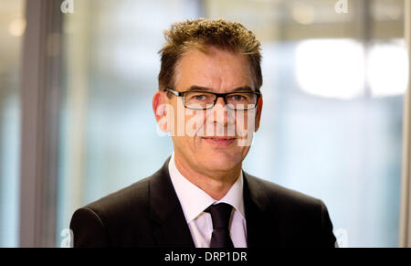 Berlin, Allemagne. 30Th Jan, 2014. Le ministre du Développement allemand Gerd Mueller a l'air dans l'appareil photo à Berlin, Allemagne, 30 janvier 2014. Photo : KAY NIETFELD/dpa/Alamy Live News Banque D'Images