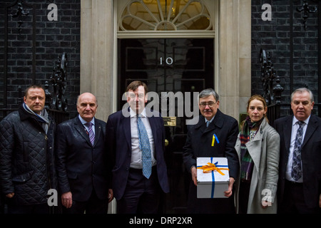 Pétition de protestation Euromaidan ukrainien au 10 Downing Street à Londres Banque D'Images