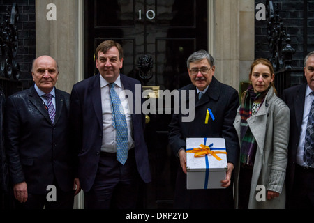 Pétition de protestation Euromaidan ukrainien au 10 Downing Street à Londres Banque D'Images