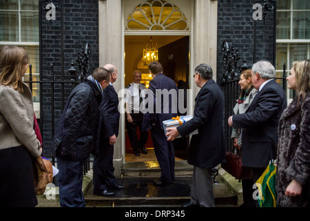 Pétition de protestation Euromaidan ukrainien au 10 Downing Street à Londres Banque D'Images