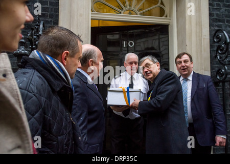 Pétition de protestation Euromaidan ukrainien au 10 Downing Street à Londres Banque D'Images