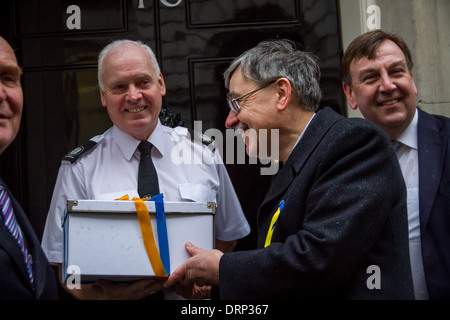 Pétition de protestation Euromaidan ukrainien au 10 Downing Street à Londres Banque D'Images