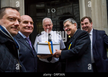 Pétition de protestation Euromaidan ukrainien au 10 Downing Street à Londres Banque D'Images