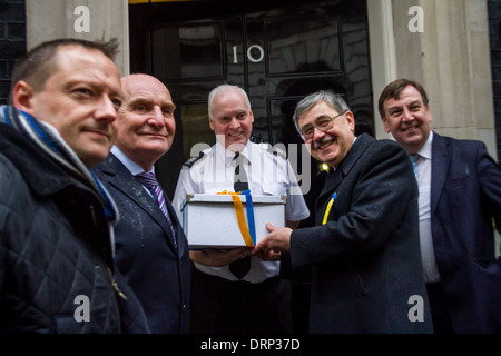 Pétition de protestation Euromaidan ukrainien au 10 Downing Street à Londres Banque D'Images