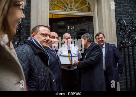 Pétition de protestation Euromaidan ukrainien au 10 Downing Street à Londres Banque D'Images