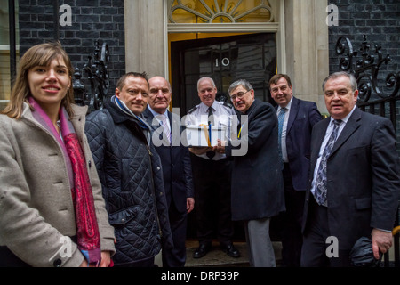 Pétition de protestation Euromaidan ukrainien au 10 Downing Street à Londres Banque D'Images