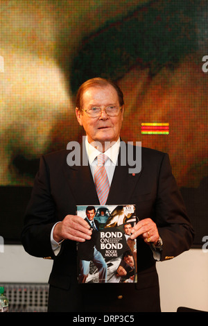 Sir Roger Moore James Bond 007 Banque D'Images