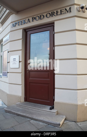 Entrée de la 'Eagle' dans le cadre de la pharmacie (Apteka Pod Orłem), Cracovie, Pologne. Banque D'Images