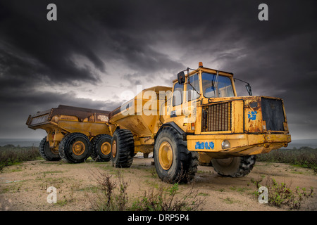 Grande et ancienne construction truck avec un ciel nuageux Banque D'Images