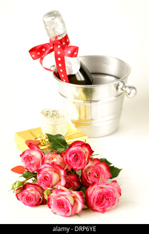 La vie encore romantique champagne, roses, cadeaux, chocolat Banque D'Images