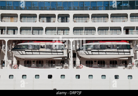 Une paire de canots sur la Columbus 2 bateau de croisière amarré, dans le port de Cadix, (le port de Cadix), Cadiz, le Portugal. Banque D'Images