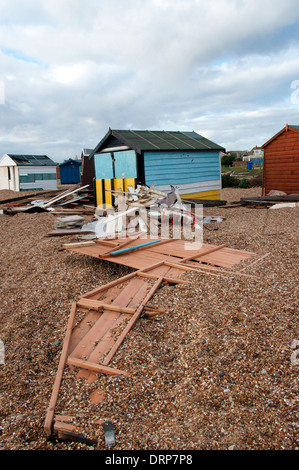 Cabines de plage endommagées sur Hayling Island suite aux tempêtes de Noël 2013 Banque D'Images