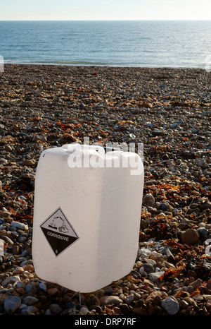 Récipient en plastique sur la plage à Hayling Island Banque D'Images