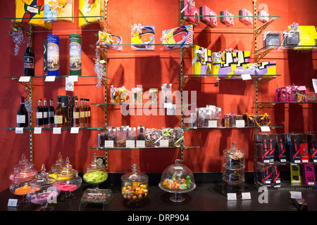 Le chocolat et les aliments de spécialité et des boissons en vente à Carbillet dans la rue des Forges à Dijon en Bourgogne, en France Banque D'Images