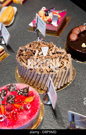 Pâtisserie et Chocolatier shop Carbillet dans la rue des Forges à Dijon en Bourgogne, en France Banque D'Images