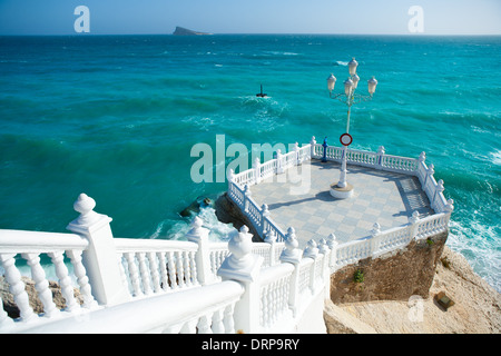 Benidorm balcon del Mediterraneo et la mer de balustrade blanche Alicante Espagne Banque D'Images