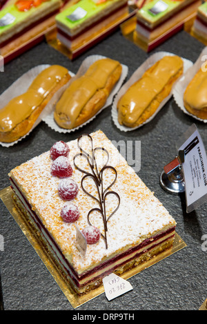 Pâtisserie et Chocolatier shop Carbillet dans la rue des Forges à Dijon en Bourgogne, en France Banque D'Images