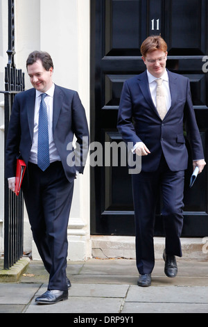 George Osborne, chancelier de l'Échiquier (L) et Danny Alexander, le premier secrétaire au Trésor Banque D'Images