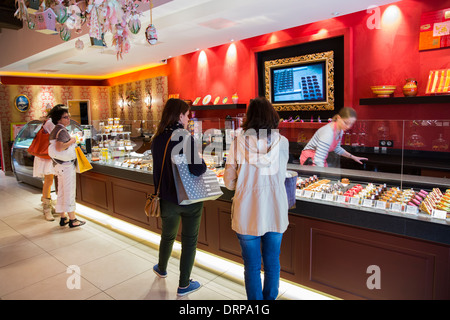 En pâtisserie et Chocolatier shop Carbillet dans la rue des Forges à Dijon en Bourgogne, en France Banque D'Images