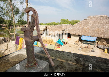 Une pompe à eau utilisée par les agriculteurs de subsistance dans les Sunderbans, Ganges, Delta, l'Inde, la région est très faible élévation et vulnérables Banque D'Images