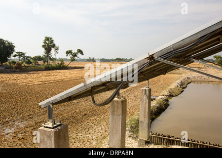 Un projet du WWF à fournir de l'électricité à une île isolée dans les Sunderbans, une zone de basse altitude du delta du Gange dans l'Est de l'Inde, qui est très vulnérable à la montée du niveau de la mer. Avant ce projet, les agriculteurs de subsistance n'avait pas accès à l'électricité. Le projet comprend de grandes batteries de charge à partir de panneaux solaires. Chaque villageois recueille une batterie pour alimenter l'éclairage des foyers, et retourne à la station de recharge une fois par semaine pour recharger leur batterie. Cette photo montre un trou d'eau à côté des panneaux solaires. Banque D'Images