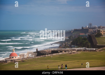 Littoral et vieux mur de ville, à partir de fort El Morro dans Old San Juan, Puerto Rico Banque D'Images