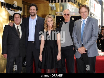 Hollywood, Californie, USA. 29 janvier, 2014. Chris Parnell, Jeremy Sisto, Cheryl Hines, Larry David, et Kevin Nealon durant la cérémonie l'introduction de Cheryl Hines' étoile sur le Hollywood Walk of Fame. Credit : Lisa O'Connor/ZUMAPRESS.com/Alamy Live News Banque D'Images